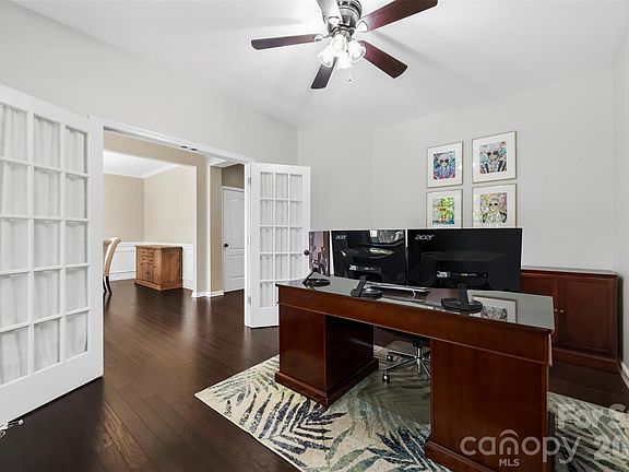 5th image of 821 Spelman Dr