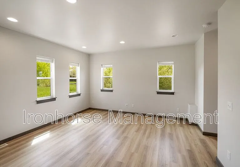 2954 W Babcock St #B — Photo 9