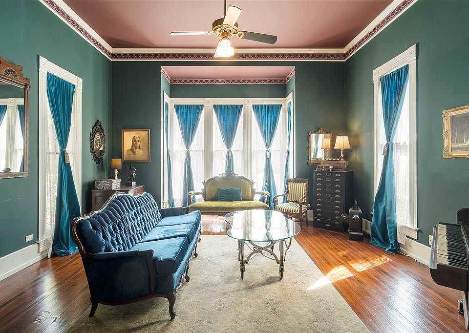 1st image of 608 W Lang St