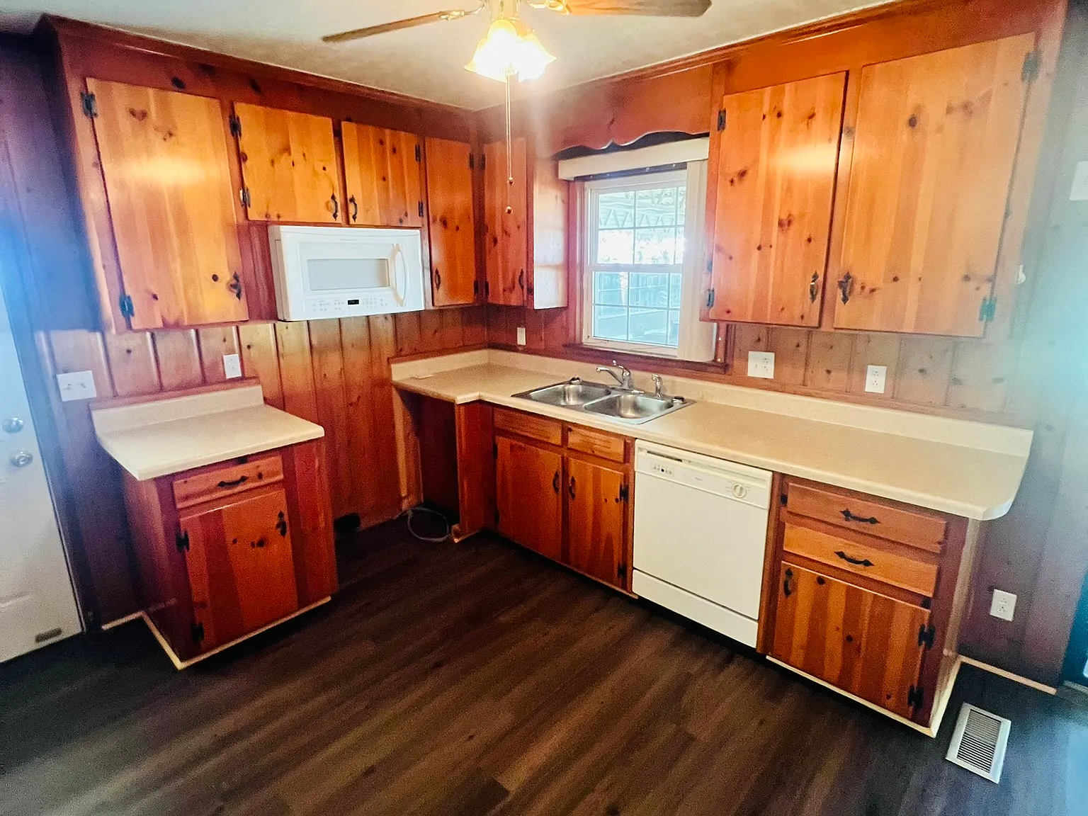 3 bed, 1.5 bath, 1075 sqft, $1,000 — Photo 3
