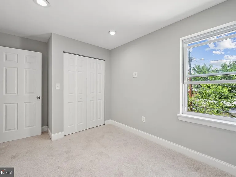 908 W Lombard St — Photo 15