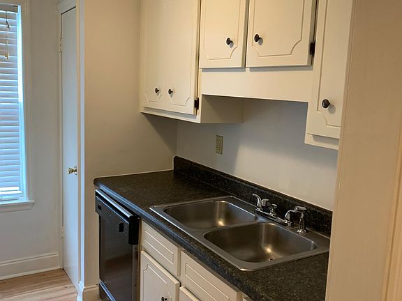 Kitchen w cabinets, sink and pantry