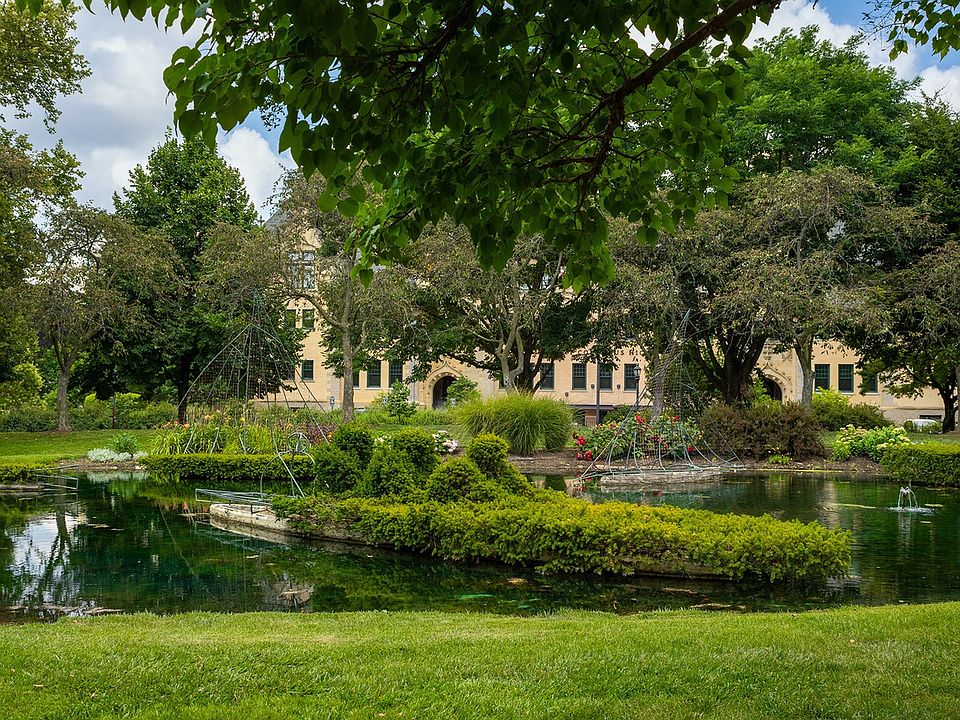 Explore Topiary Park