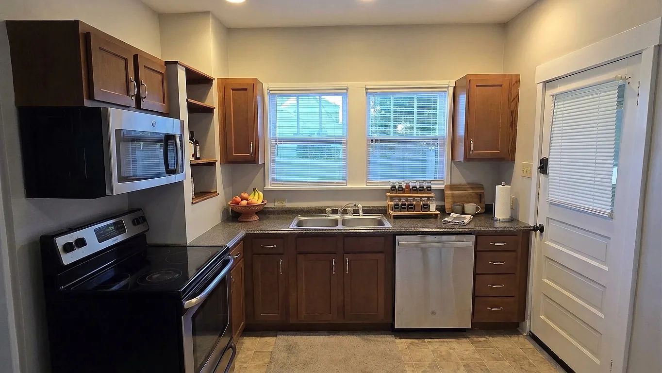 4 bed, 1800 sqft, $2,395 — Photo 4