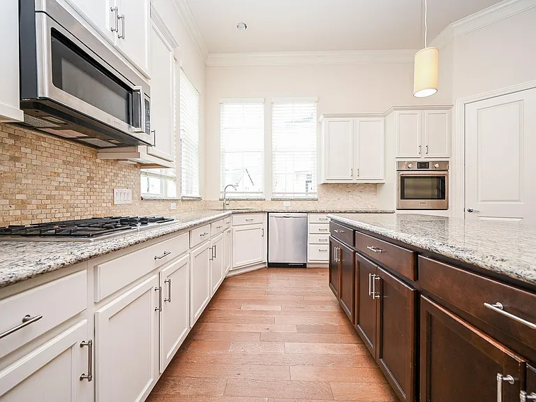 9546 London Bridge Sta — Photo 17