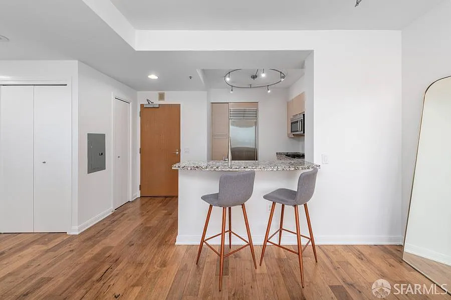 1 bed, 1.0 bath, 837 sqft, $6,500 — Photo 4