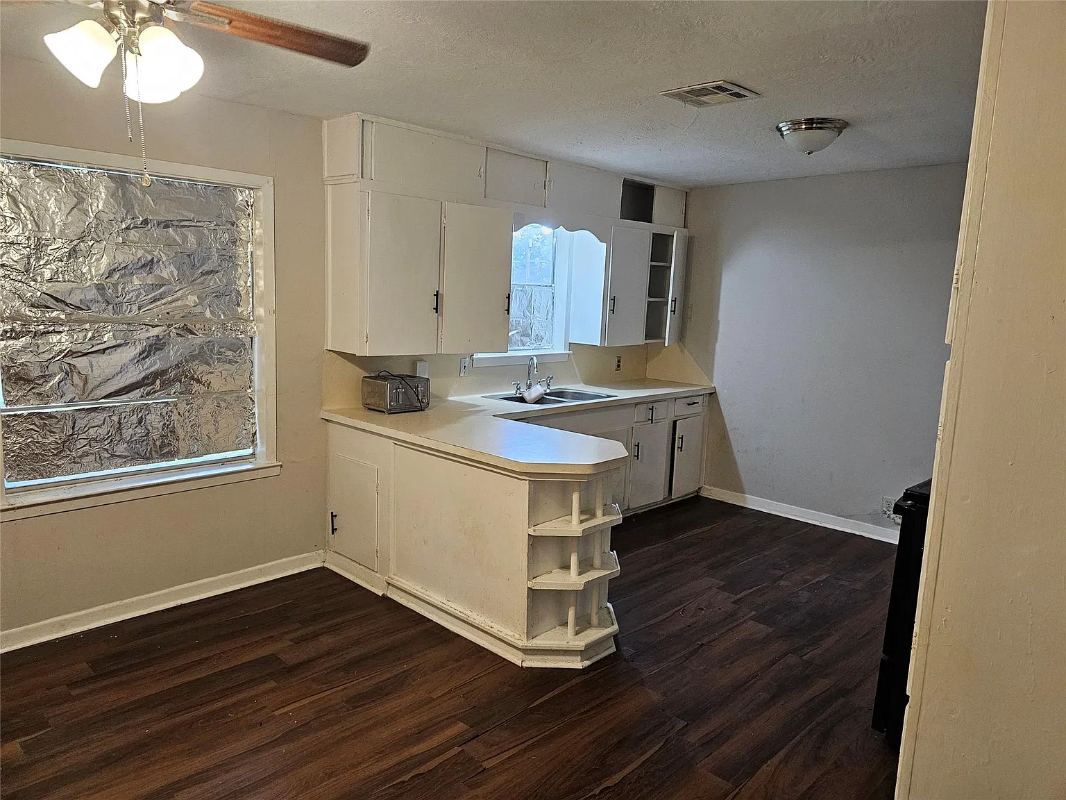 3 bed, 1.0 bath, 1334 sqft, $1,450 — Photo 2