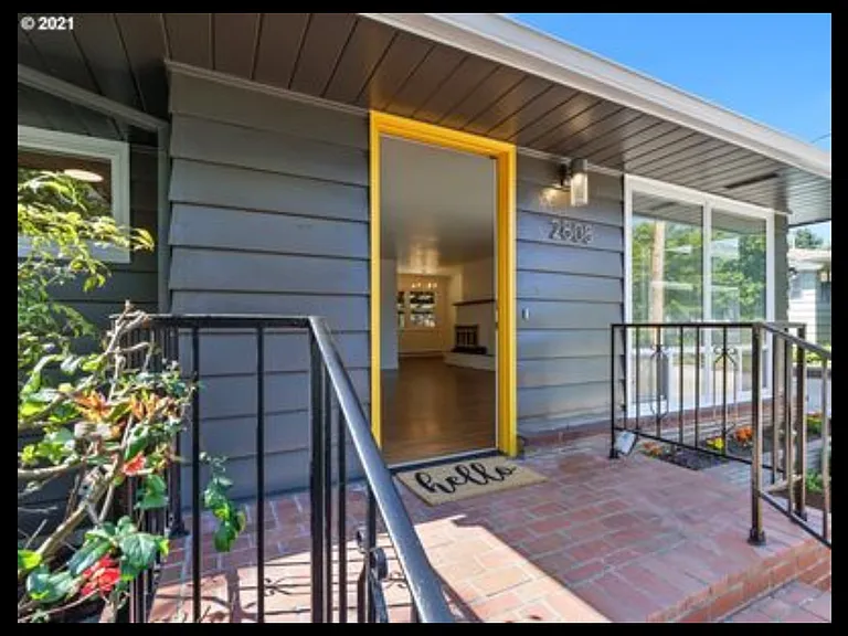 2808 17th Ave — Photo 2