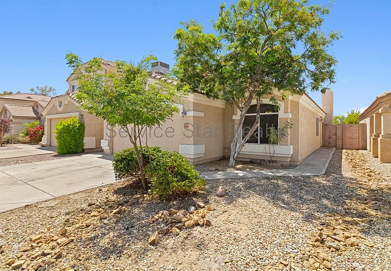 3039 E Hononegh Dr — Photo 2