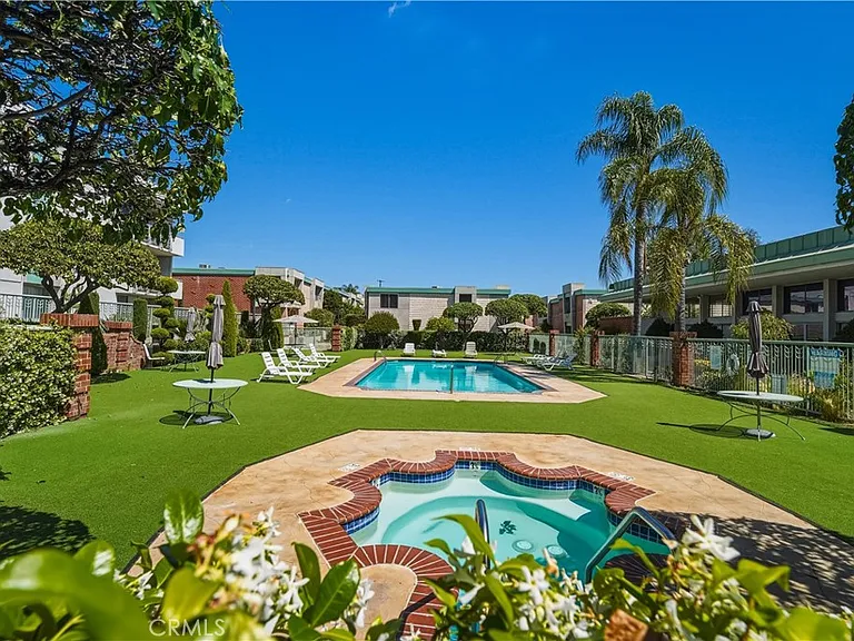 5301 Balboa Blvd #F7 — Photo 35