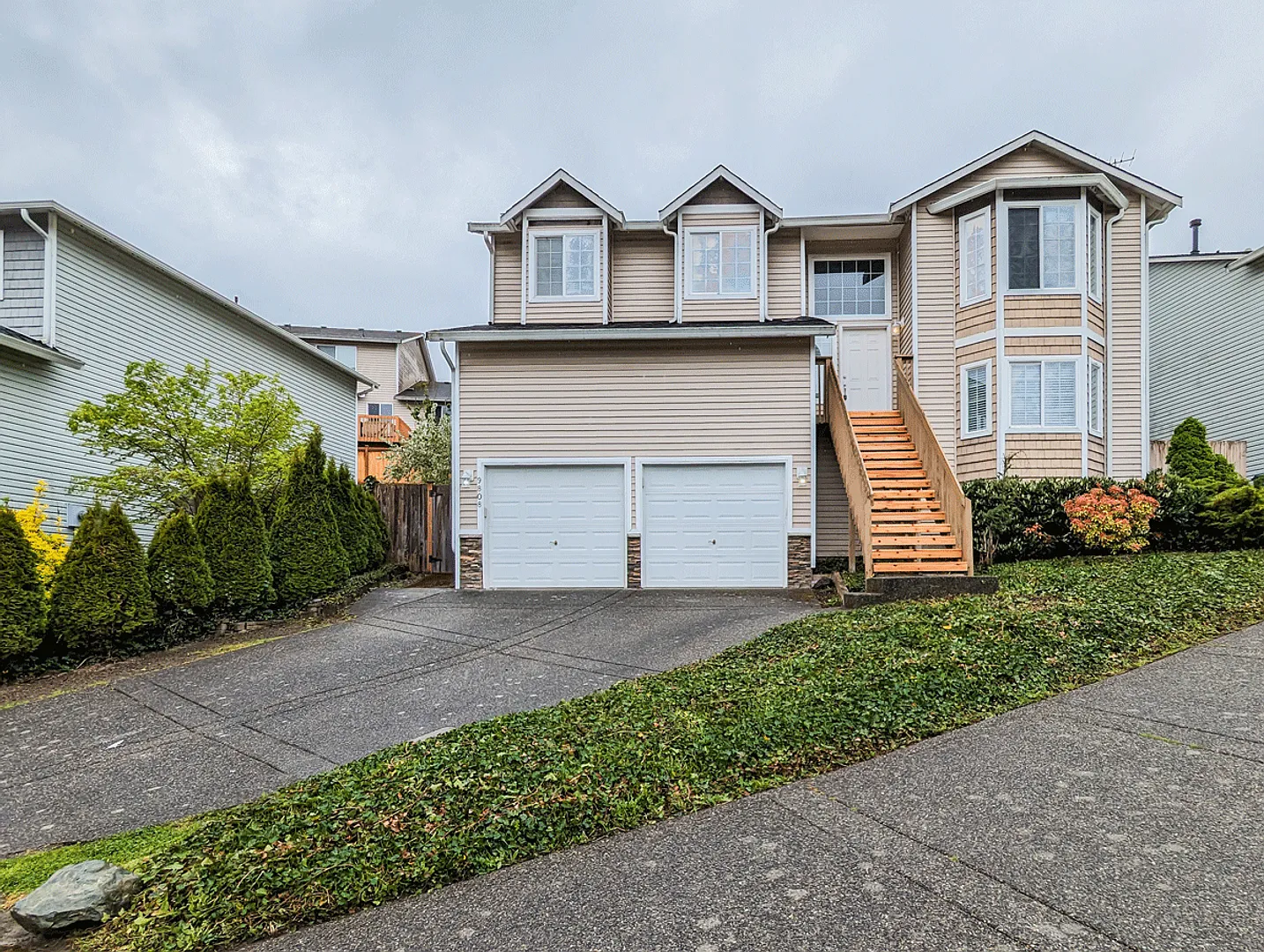 **Move-In Special** Move in ready 5 bed, 3 bath home w/ fenced backyard! — Photo 1