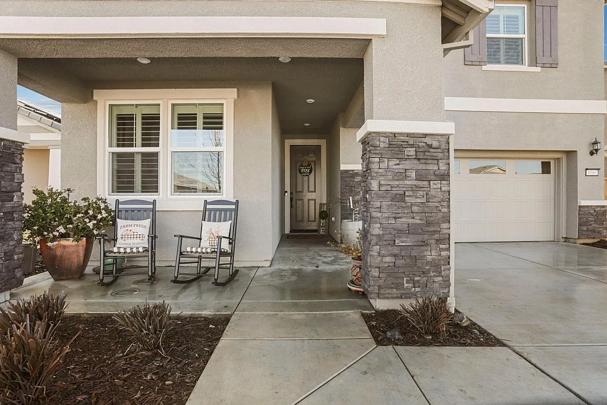 Building Photo - 9580 Del Seis Dr