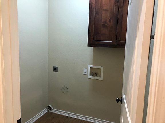 5th image of 900 Baines St