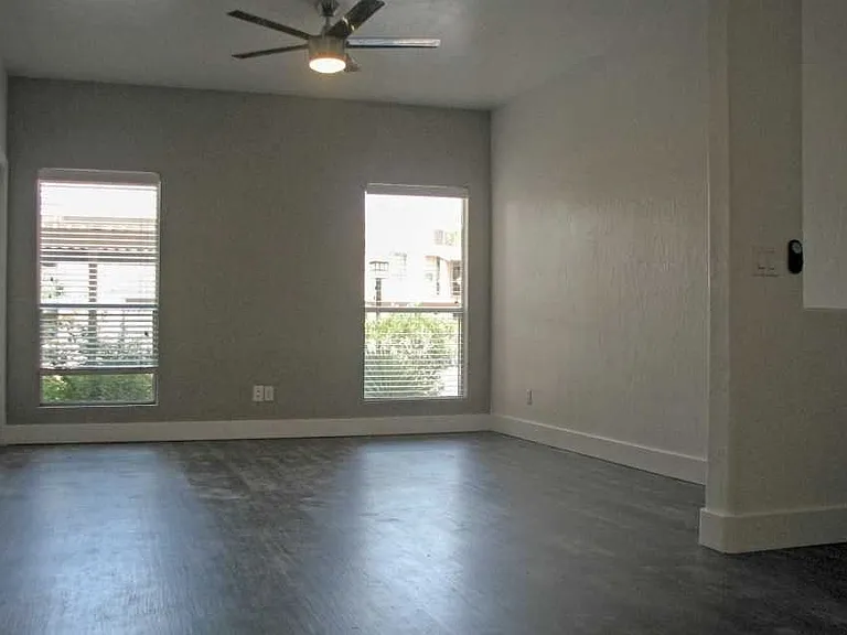 1x1R living room
