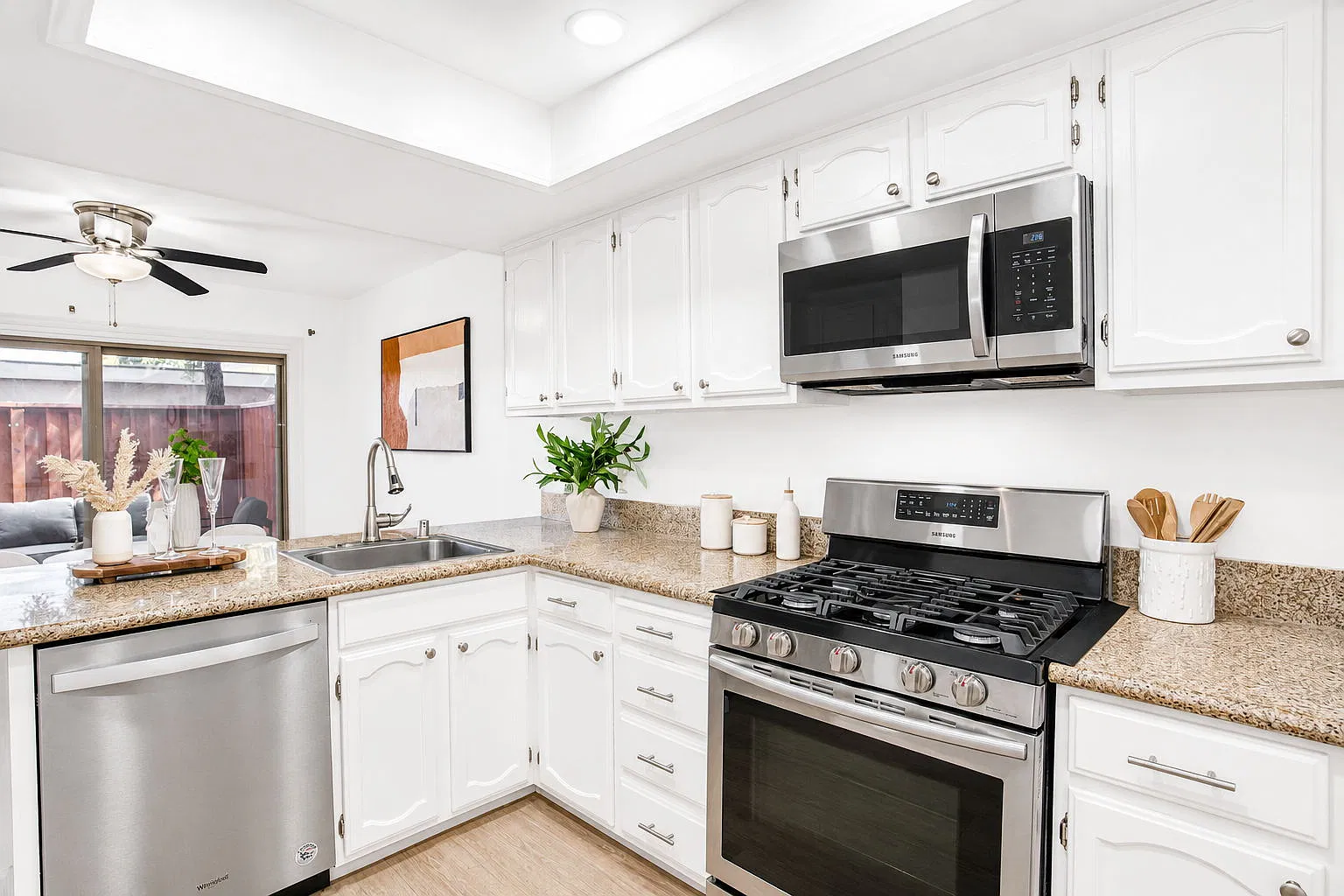 3 bed, 2.5 bath, 1498 sqft, $4,300 — Photo 3