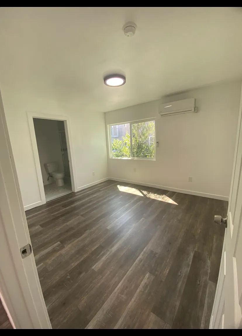 3 bed, 900 sqft, $1,200 — Photo 3