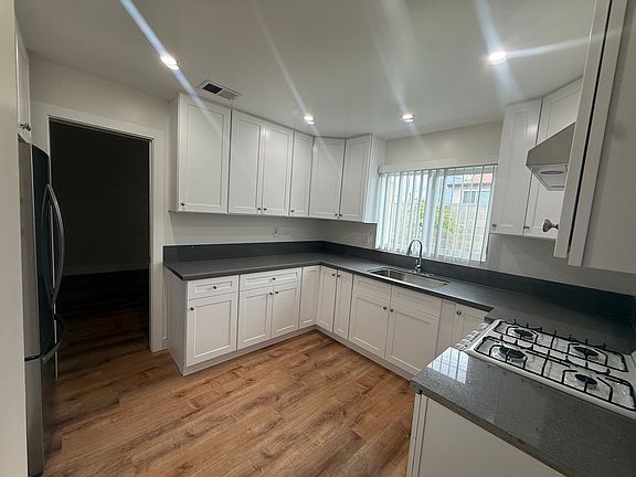 5th image of 118 W Garcelon Ave