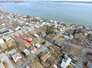 61 Waverly St, Warwick, RI 02889