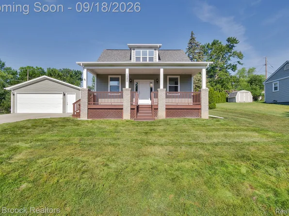 1080 Oregon Blvd, Waterford, MI 48327