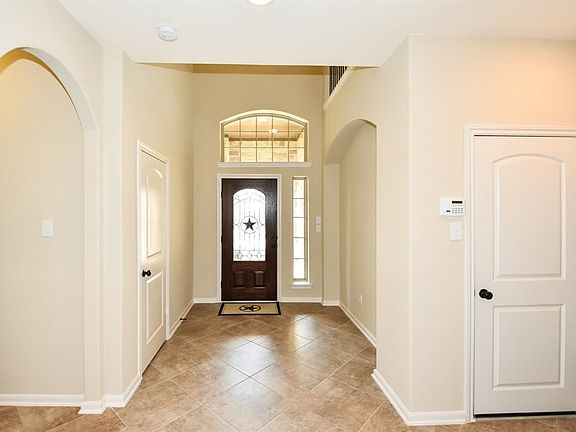Light & bright front entry with 2 story ceiling height!