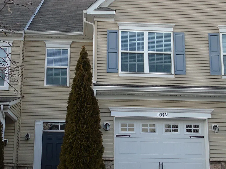 1049 Sherbourne Rd — Photo 1