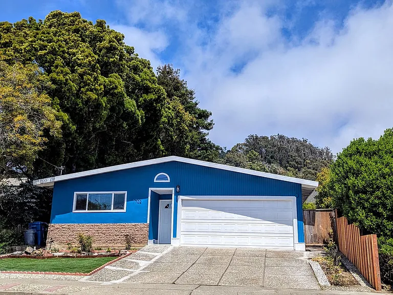 1702 Walnut St — Photo 3