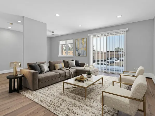 840 W College Blvd APT 301, Addison, IL 60101