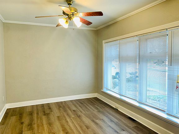 Family room with plenty of natural light and new blinds 2020