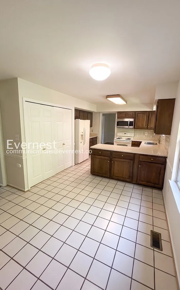 4 bed, 3.5 bath, 2738 sqft, $3,195 — Photo 3