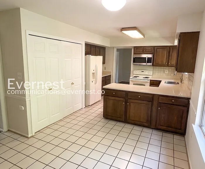 11829 Parliament Dr — Photo 3