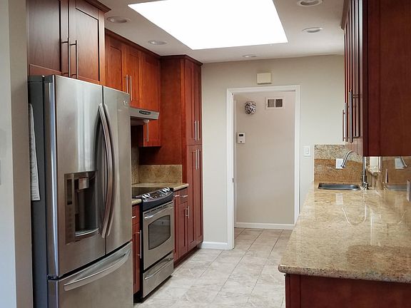 4th image of 1582 Lochinvar Ave