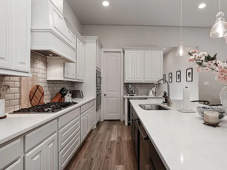 114 Crescent City Dr — Photo 12