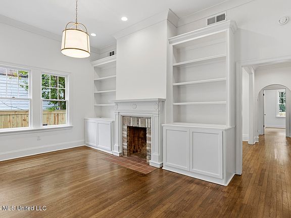 5th image of 820 Fairview St