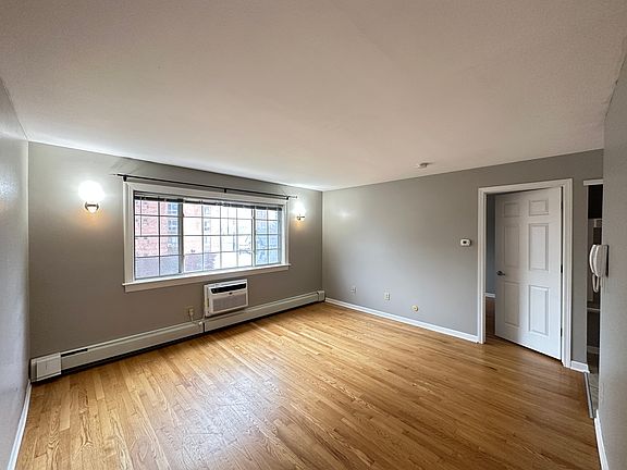 5th image of 1855 N Cambridge Ave APT 202