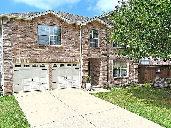 3rd image of 1028 Lakeview Ct