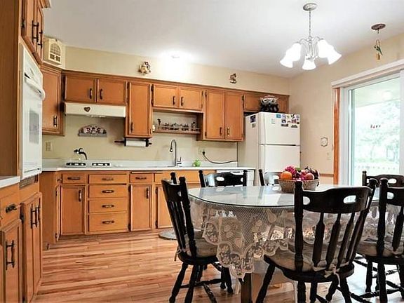 5th image of 415 Kingston Ave