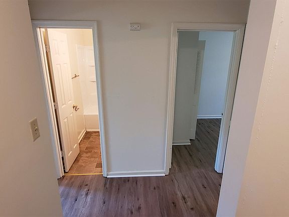 4th image of 213 Olde Greenwich Dr