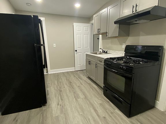 2nd image of 1523 W Lexington St #4