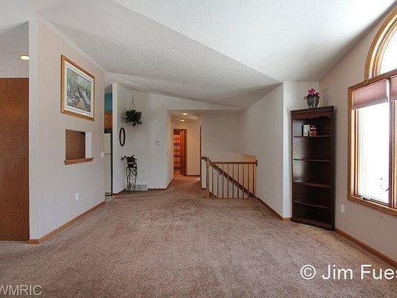 3rd image of 4752 Paramount Dr NE