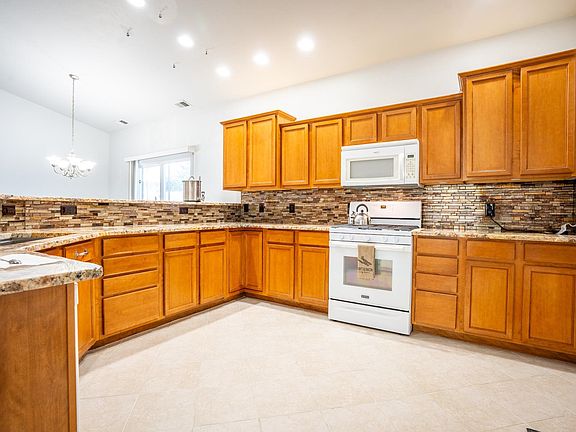 5th image of 656 Huntington Rd