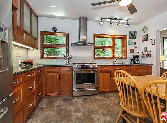 5th image of 504 N San Vicente Blvd