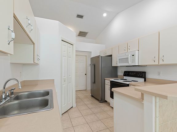 5th image of 64 Brooklyn Ln