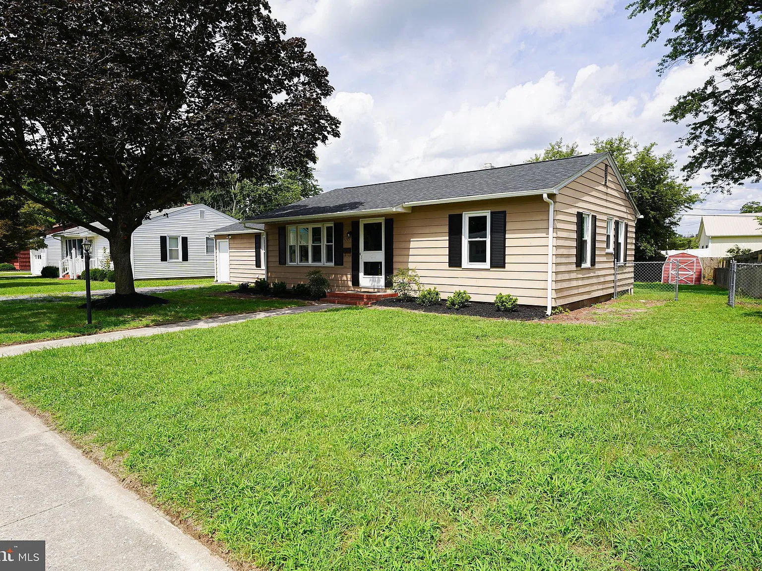 3 bed, 1.5 bath, 1656 sqft, $1,895 — Photo 3