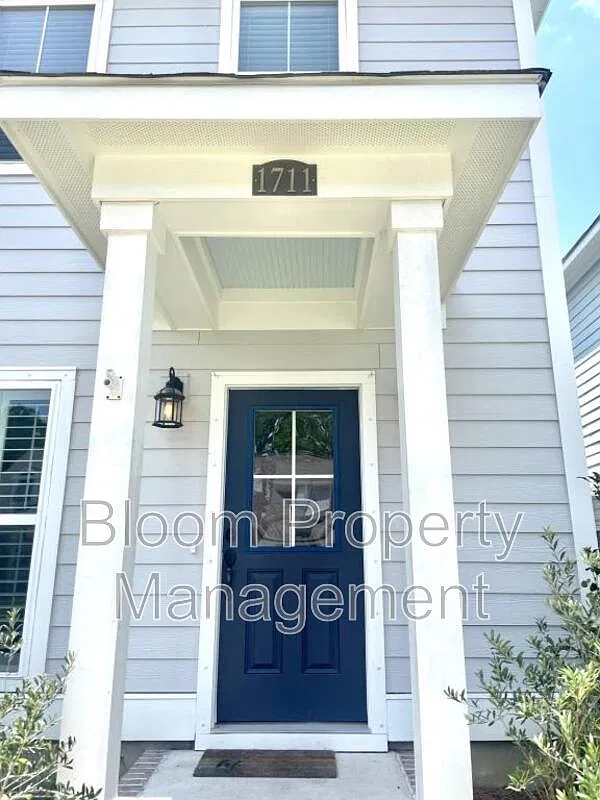 3 bed, 2.5 bath, 1700 sqft, $2,950 — Photo 2