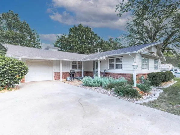 2202 Fairlane Ave, Arkansas City, KS 67005