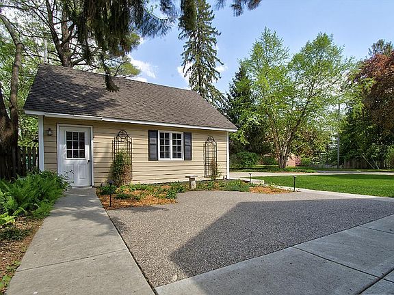 3rd image of 302 Manitou St