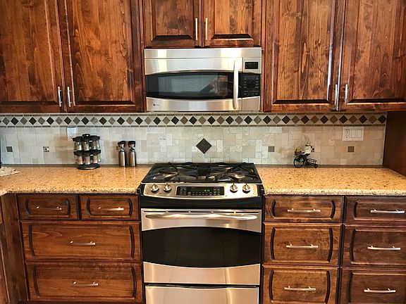 Stone  back splash w/accents