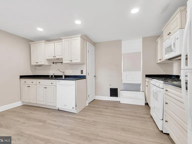 19 Pleasant St — Photo 4