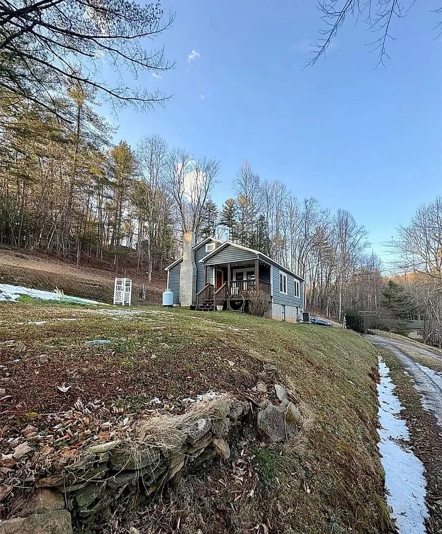 2050 Blowing Rock Blvd — Photo 1
