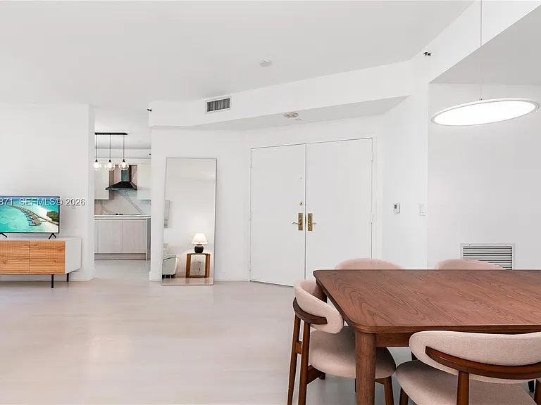 300 S Pointe Dr #907 — Photo 4